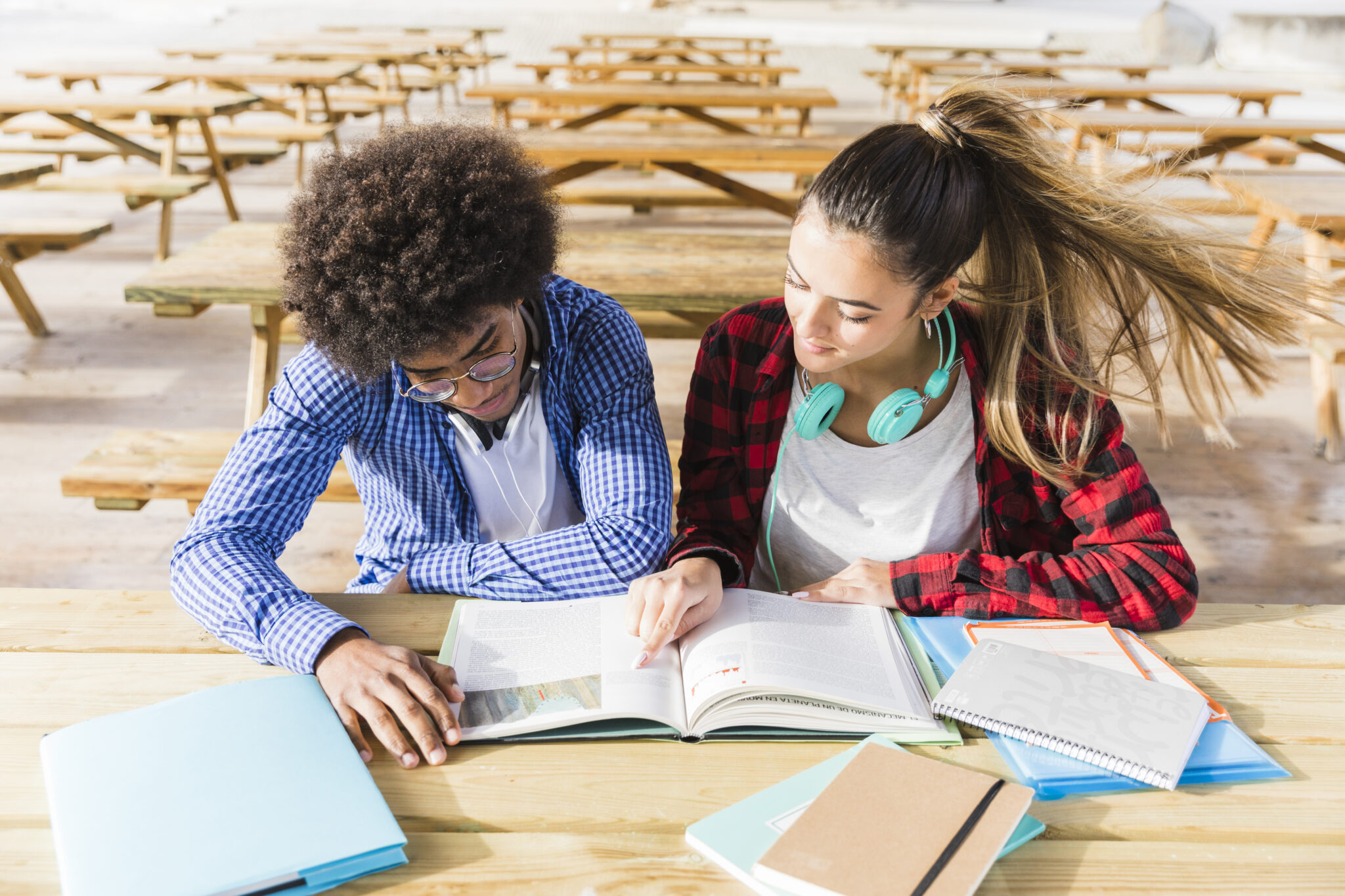 Ребенок держит книгу. Students reading. Reading pupil.